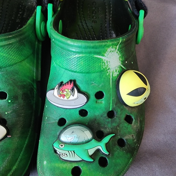 CROCS Green Kids Sandals with Alien Charms - Picture 3 of 9